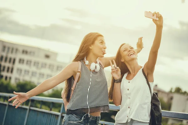 Dos mujeres en la ciudad — Foto de Stock