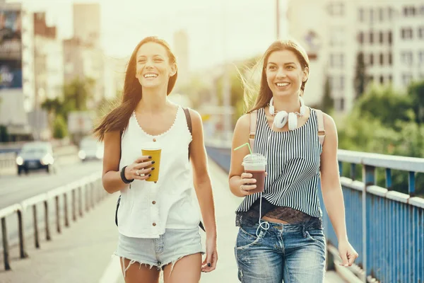 Şehirde iki kadın var.