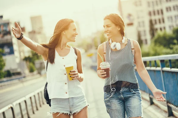 Şehirde iki kadın var.