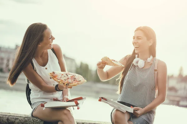 Twee vrouwen in de stad — Stockfoto