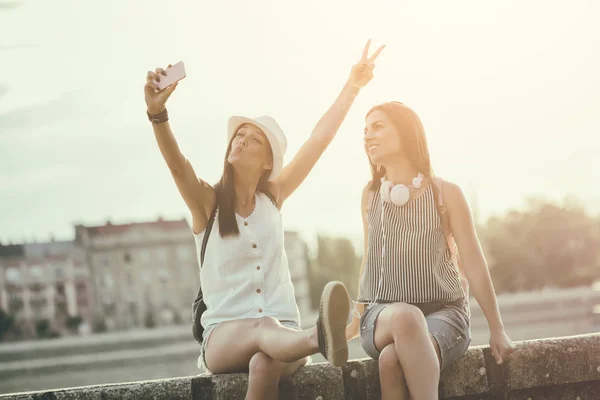 Dos mujeres en la ciudad — Foto de Stock