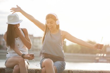 Şehirde iki kadın var.