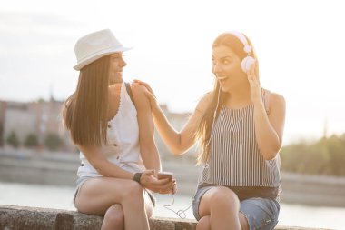 Şehirde iki kadın var.