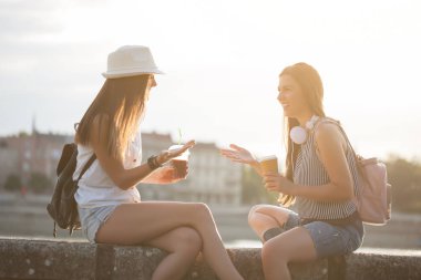 Şehirde iki kadın var.