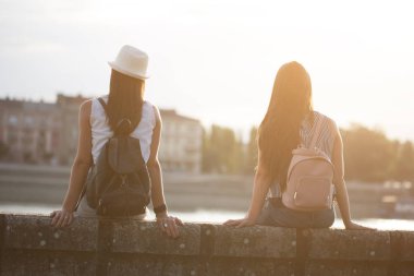 Şehirde iki kadın var.