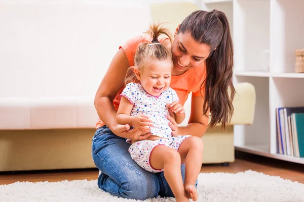 Mutter und Tochter zu Hause — Stockfoto