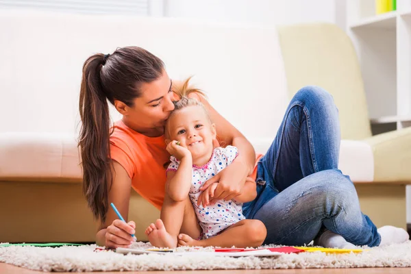 Mutter und Tochter zu Hause — Stockfoto