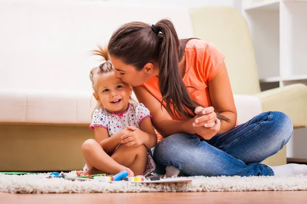 Mutter und Tochter zu Hause — Stockfoto