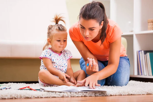 Mãe e filha em casa — Fotografia de Stock