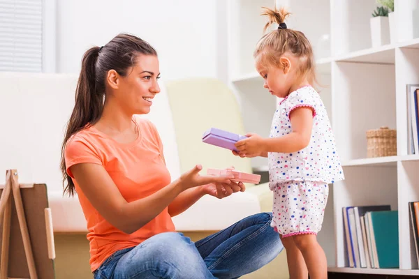 Anne ve kızı evde.