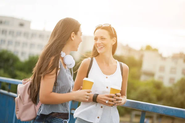 Two women  in the city — Stock Photo, Image