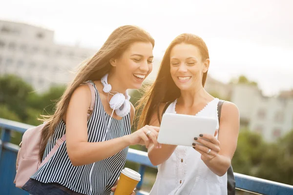 Şehirde iki kadın var.