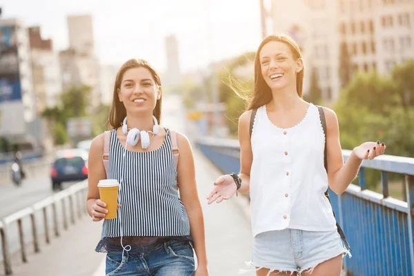 Twee vrouwen in de stad — Stockfoto