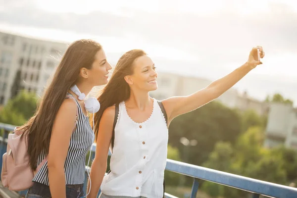 Dos mujeres en la ciudad — Foto de Stock