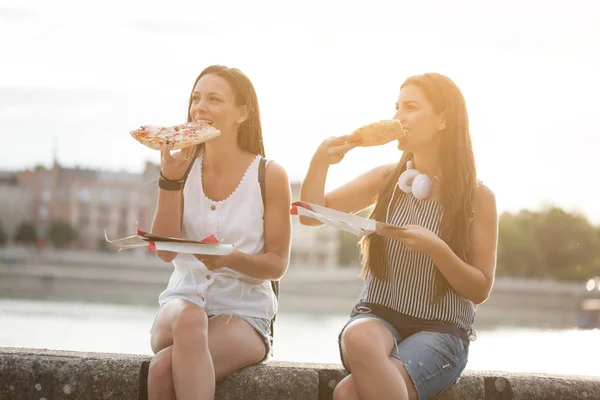 Twee vrouwen in de stad — Stockfoto