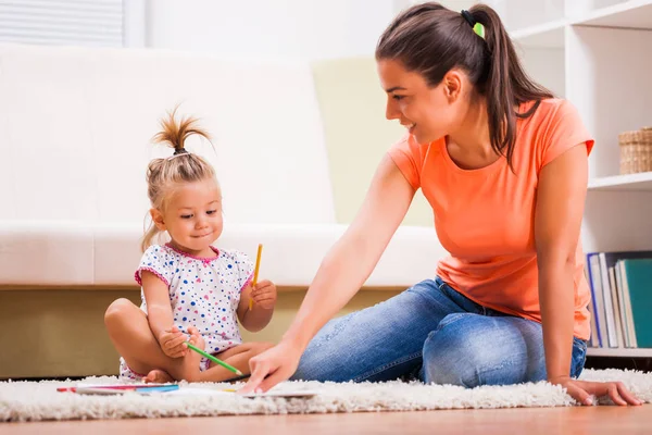 Mutter und Tochter zu Hause Stockbild