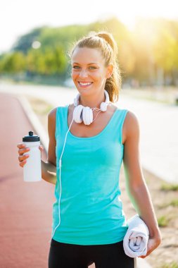 Egzersiz yapan genç kadın