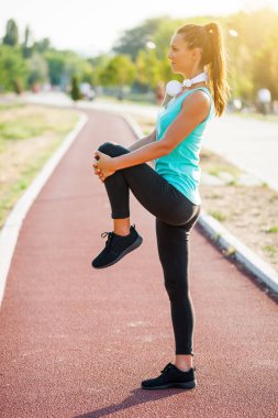 Egzersiz yapan genç kadın