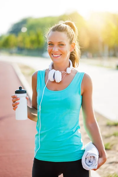 Junge Frau beim Sport — Stockfoto