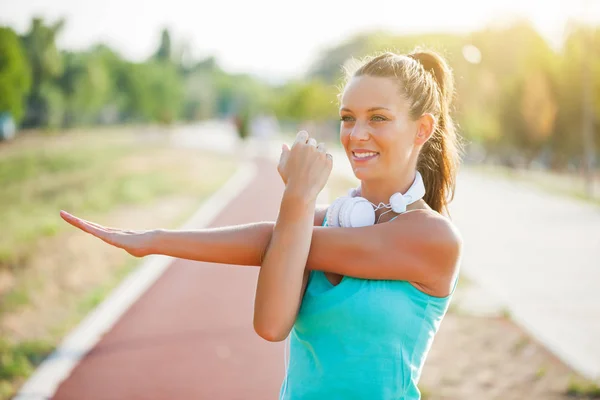 Junge Frau beim Sport — Stockfoto