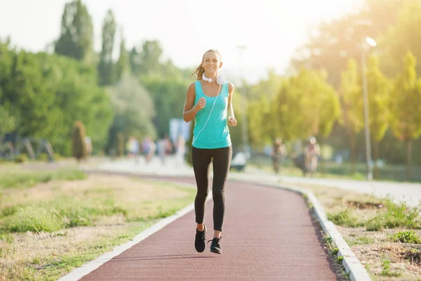 Giovane donna Jogging — Foto Stock