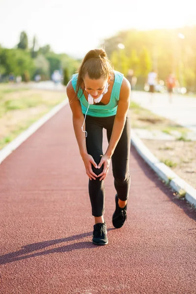 Ung kvinna jogging — Stockfoto