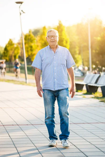 Hombre mayor al aire libre — Foto de Stock