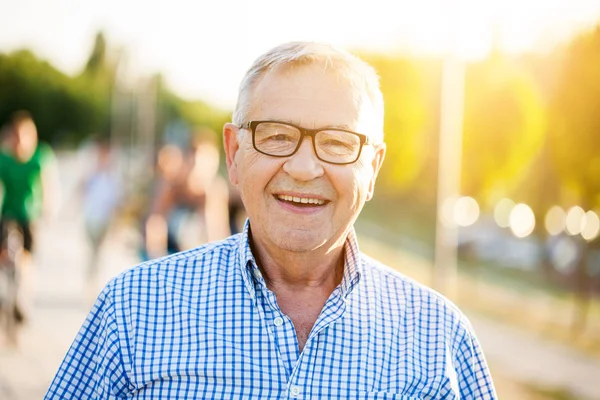 Hombre mayor al aire libre — Foto de Stock