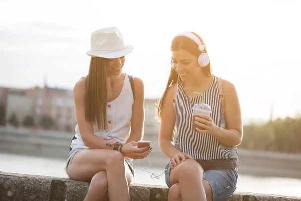 Dos mujeres en la ciudad — Foto de Stock