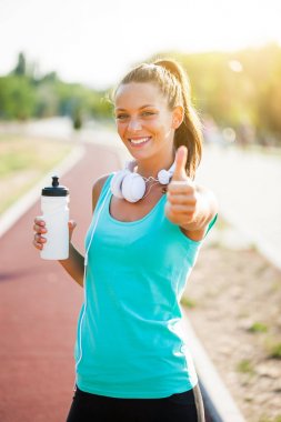 Genç sporcu kadın.