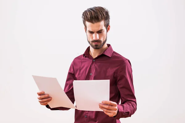 Porträt eines jungen Geschäftsmannes — Stockfoto