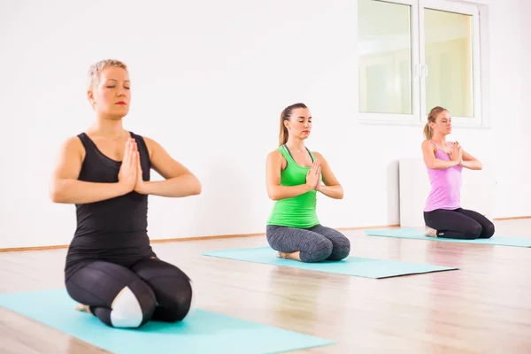 Lezione di yoga indoor — Foto Stock