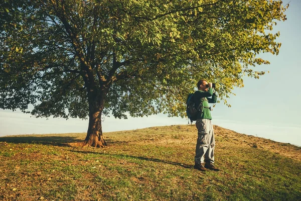 Muž v přírodě — Stock fotografie