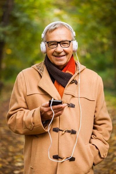 Senior man in park — Stock Photo, Image