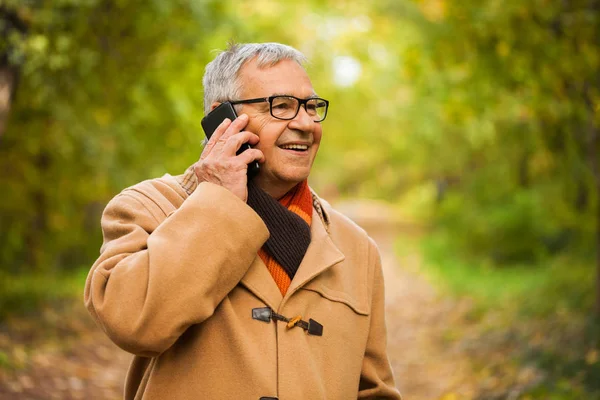 Senior dans le parc — Photo