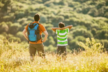Baba ve oğul doğada yaz aylarında hiking. 