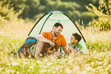 Baba ve oğul kamp ve doğa keşfetmek. 