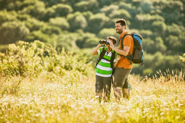 Padre Hijo Están Excursión Naturaleza Verano Están Usando Binoculares —  Fotos de Stock
