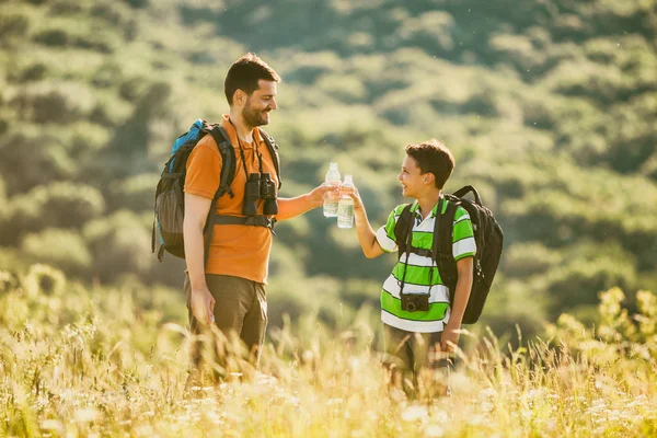 Padre Hijo Están Excursión Naturaleza Verano Están Bebiendo Agua —  Fotos de Stock