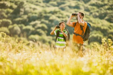 Baba ve oğul doğada yaz aylarında hiking. Çocuk fotoğraf çekimi. 