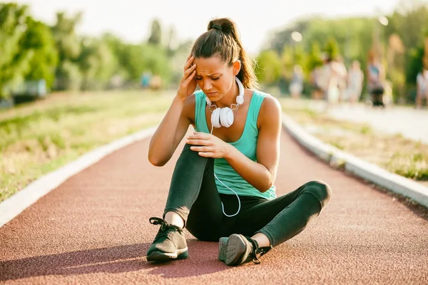 Fiatal Van Sérült Miközben Jogging Napsütéses Napon — Stock Fotó