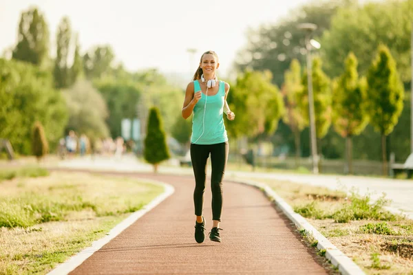 Joven Mujer Está Corriendo Día Soleado —  Fotos de Stock