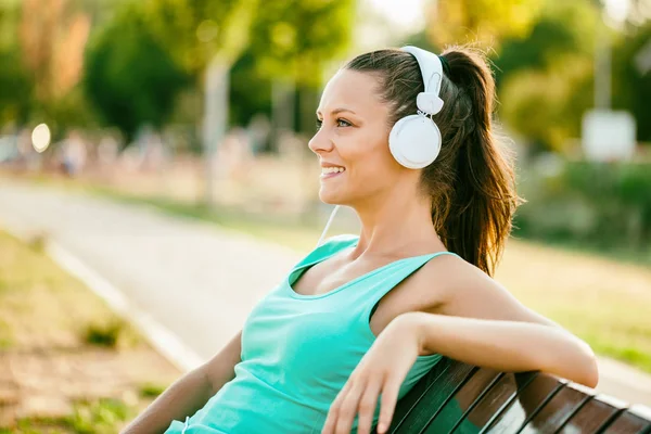 Jeune Femme Relaxe Après Avoir Fait Jogging Jour Ensoleillé — Photo