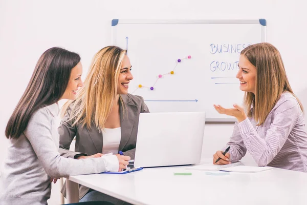 Tre Donne Affari Incontrano Nel Loro Ufficio — Foto Stock