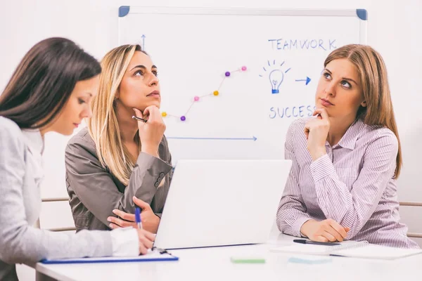 Tre Donne Affari Incontrano Nel Loro Ufficio — Foto Stock