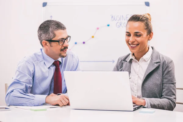 Gli Uomini Affari Lavorano Nel Loro Ufficio — Foto Stock