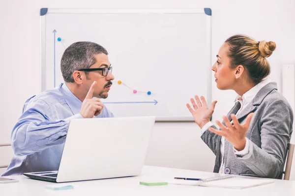 Gli Uomini Affari Discutono Nel Loro Ufficio — Foto Stock