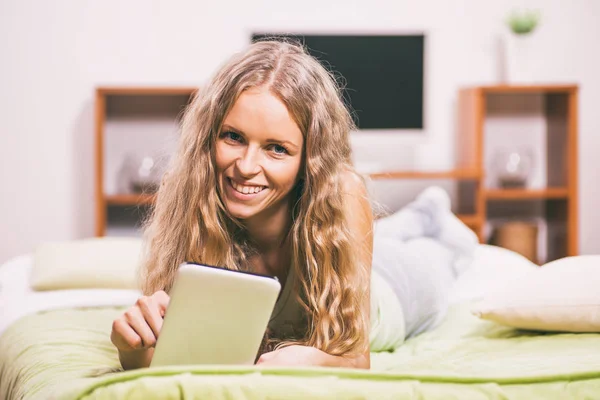 Jovem Está Deitada Cama Usando Tablet Digital — Fotografia de Stock