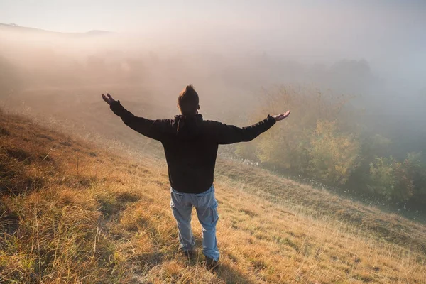 Homem Está Caminhando Desfrutando Nascer Sol Montanha — Fotografia de Stock