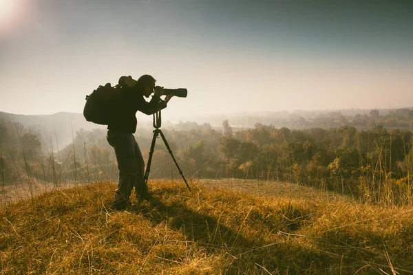Sylwetka Fotograf Robienia Zdjęć Krajobrazu — Zdjęcie stockowe